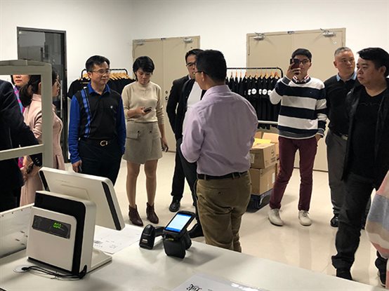 黄健新秘书长详细了解厦门艾欧特科技的智慧门店解决方案