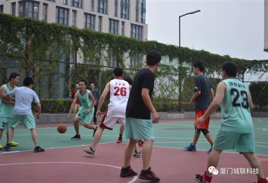 比赛现场中的金芳小哥哥突出重围~帅气!