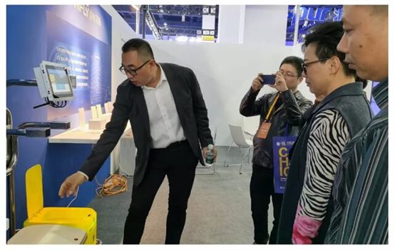 厦门艾欧特科技工作人员在2019全国医院物联网大会向医院领导介绍医废方案