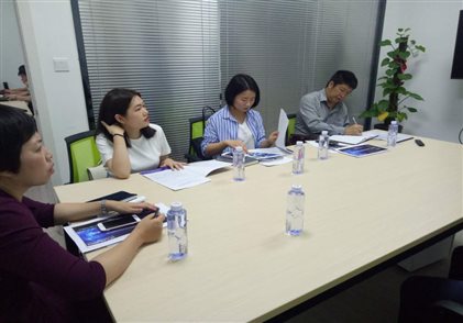市发改委调研工作组正听取艾欧特无人服装零售解决方案介绍