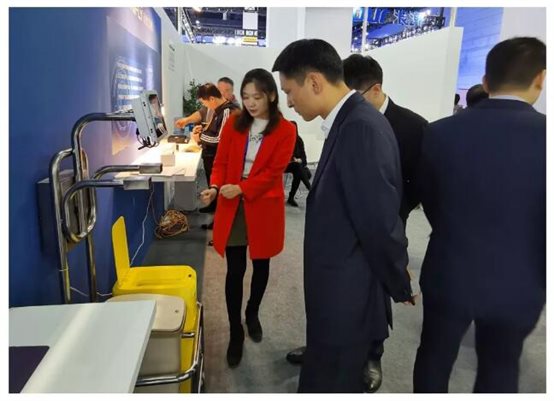 厦门艾欧特科技工作人员在2019全国医院物联网大会向医院领导介绍医废方案
