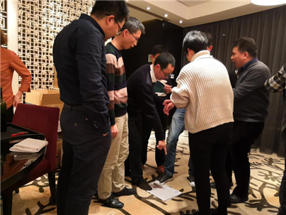 厦门艾欧特科技举行的“抱团站”团队协作游戏激烈讨论中